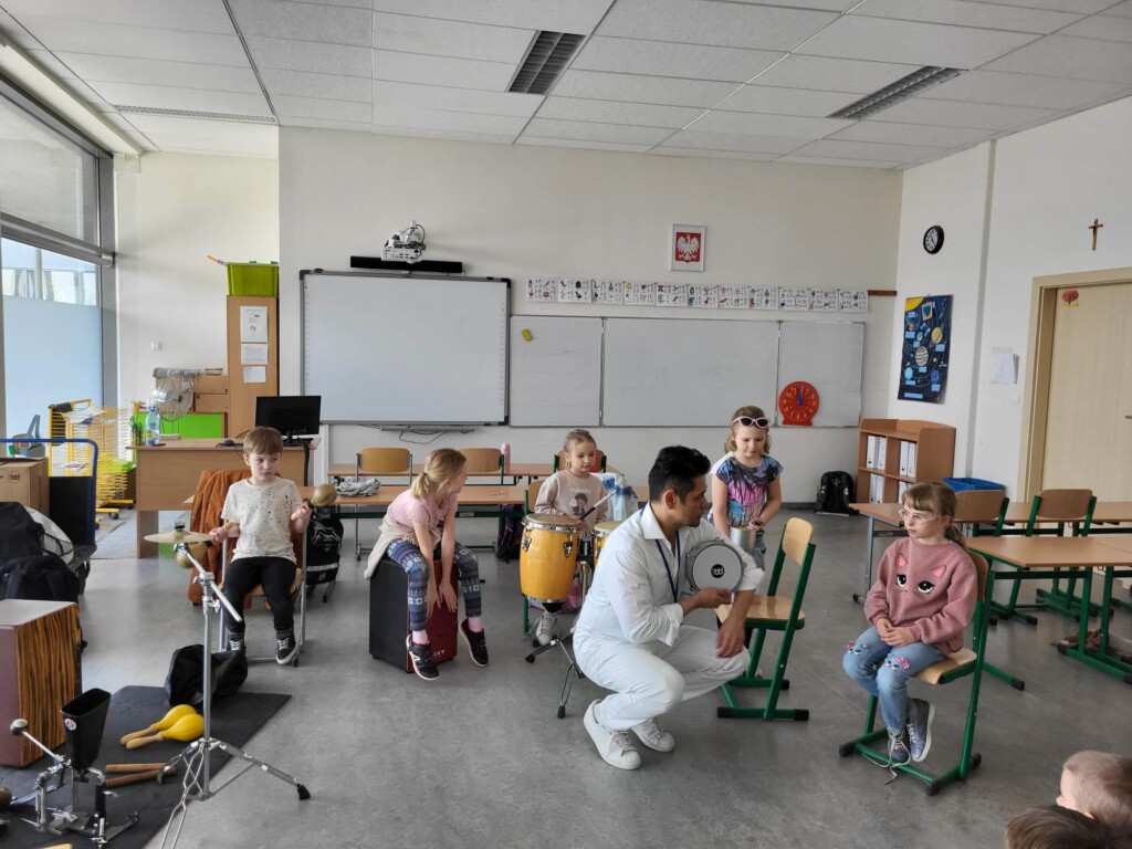 Uczniowie klasy 1b grający na instrumentach perkusyjnych.
