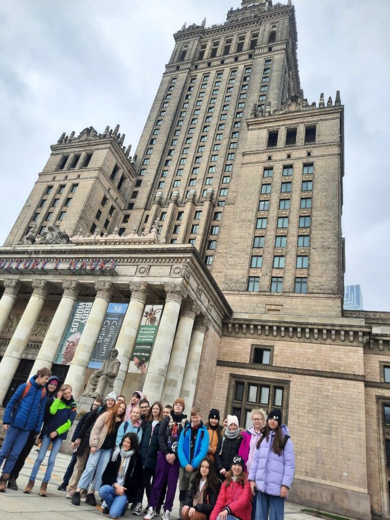 uczniowie na tle Pałacu Kultury