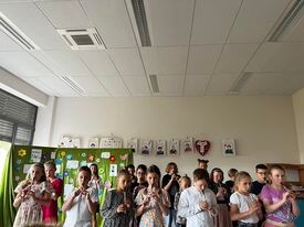 Dzieci odgrywające role podczas przedstawienia.