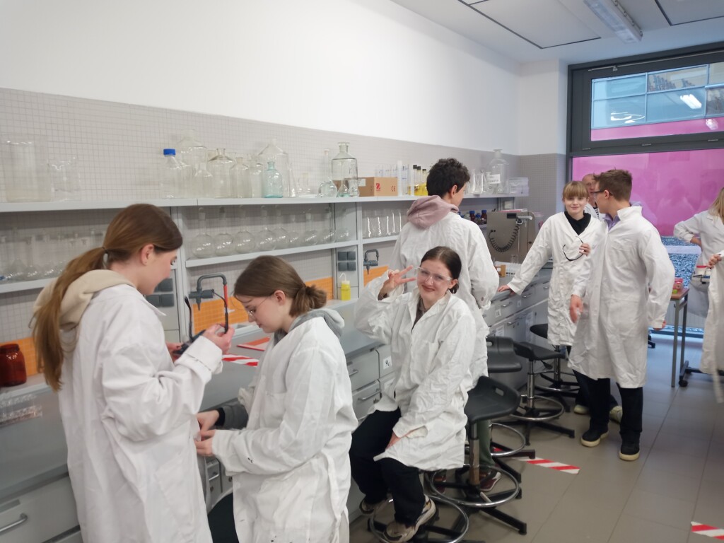 AKADEMIA UCZNIOWSKA -Patronat UAM Wydział Chemii nad naszą szkołą