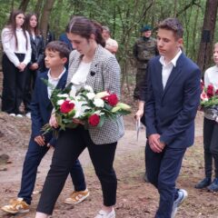 Udział uczniów klas ósmych w uroczystości patriotycznej