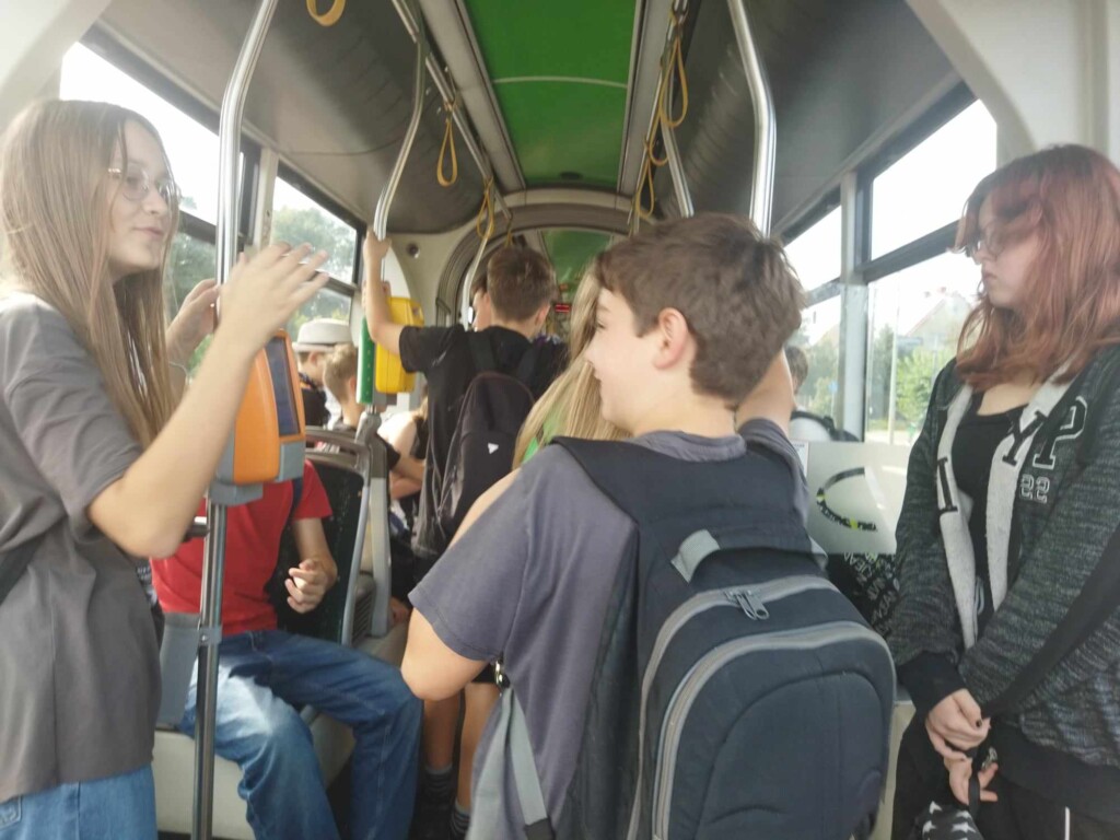 uczniowie jadący tramwajem