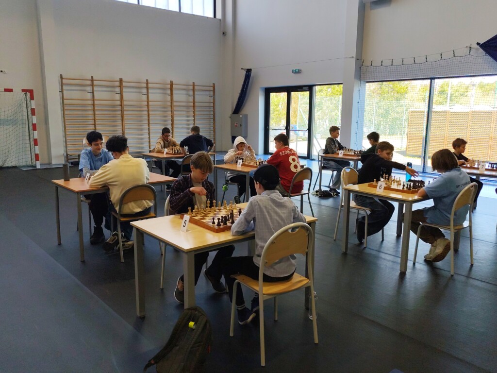 Uczniowie grający w szachy.