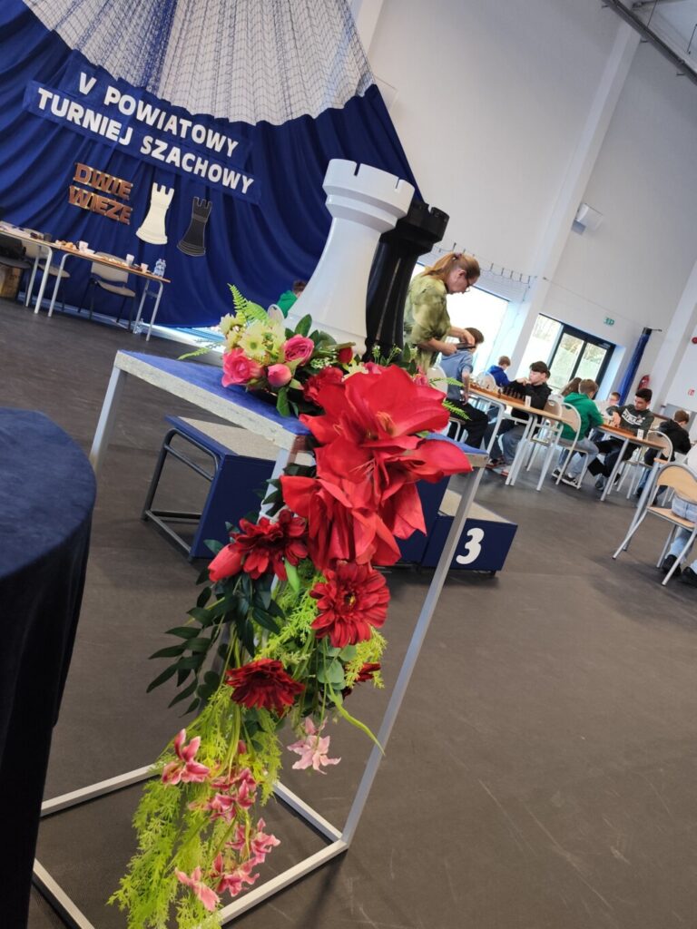 Uczniowie grający w szachy.