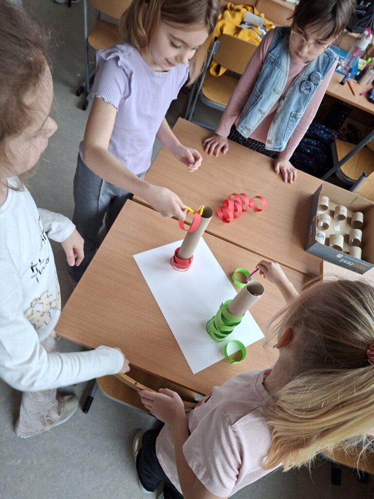 Dzieci bawiące się przy stoliku