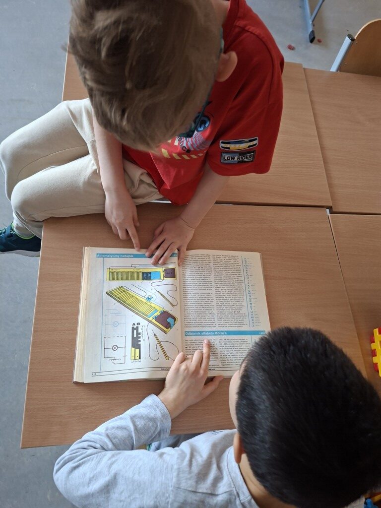 Dzieci oglądające książkę