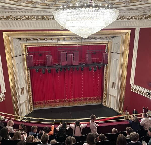 Klasa 6a w Teatrze Wielkim na spektaklu baletowym „Coppélia”