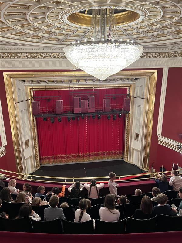 Klasa 6a w Teatrze Wielkim na spektaklu baletowym „Coppélia”