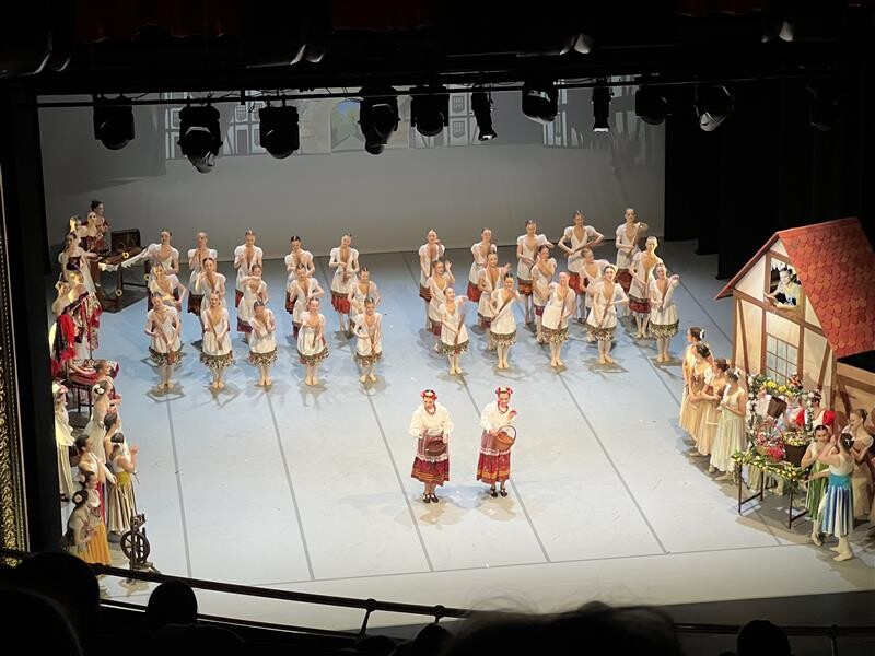 Zdjecie-frontowe-scena-grupowa