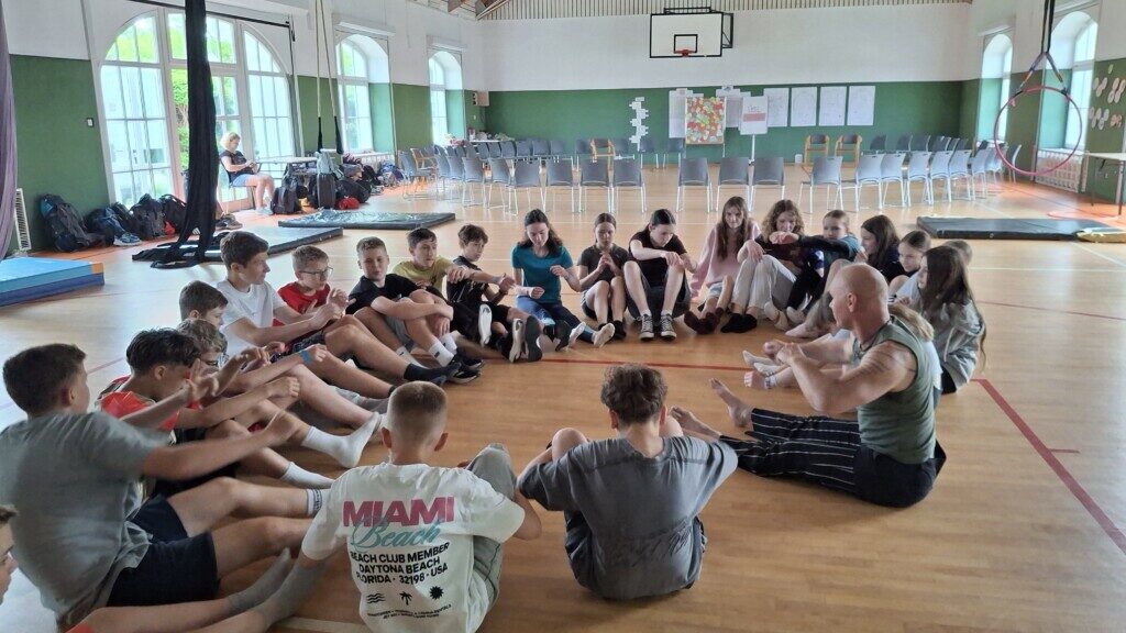 6a na wycieczce w Krzyżowej